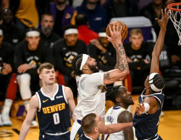 开云登录线上-全力以赴的浓眉很可怕！季后赛篮板王死磕约基奇